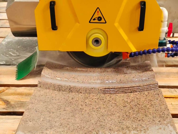 Tối đa hóa năng suất với máy cắt cầu năm trục trong sản xuất đá
